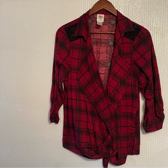 Self Esteem Open front blouse tied at bottom.  1x. Black/red plaid.  Cute top. - Picture 2 of 14